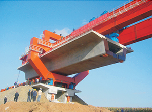 高鐵專用900t架橋機(jī)安裝現(xiàn)場(chǎng).jpg